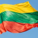 Прапор Литви на тлі будівлі Сейму