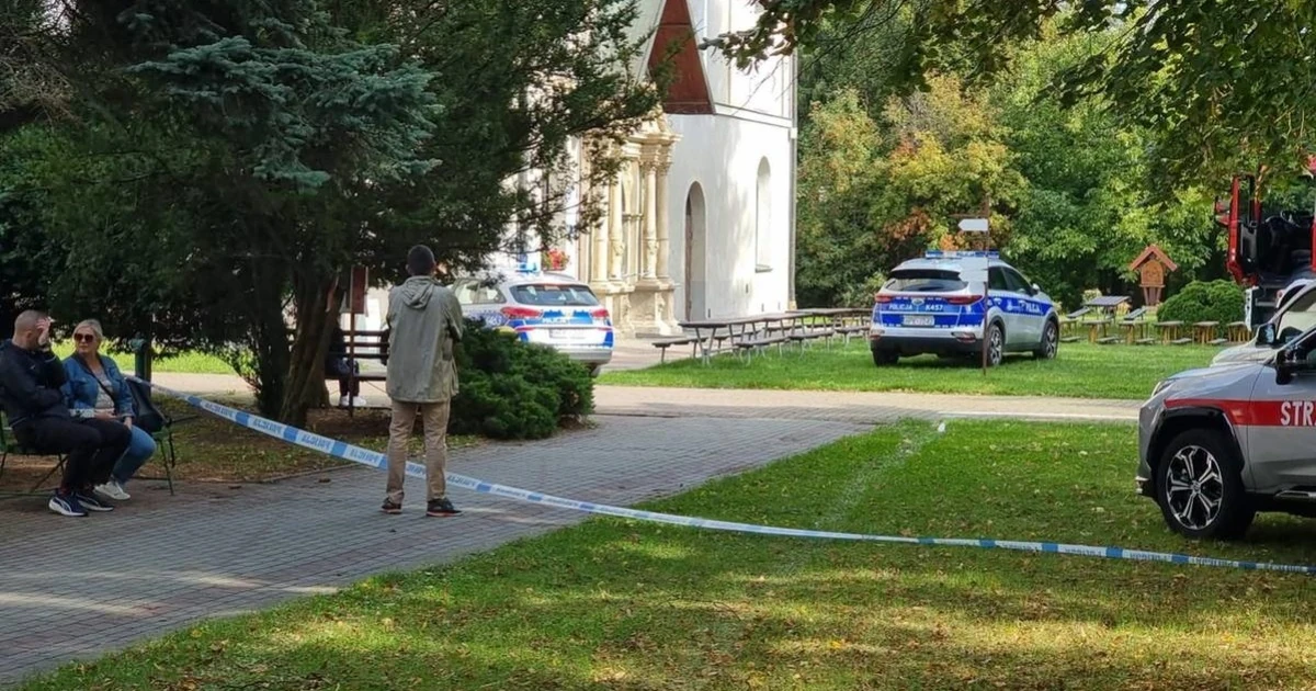 Поліцейський автомобіль біля монастиря сестер-бенедиктинок у Ярославі